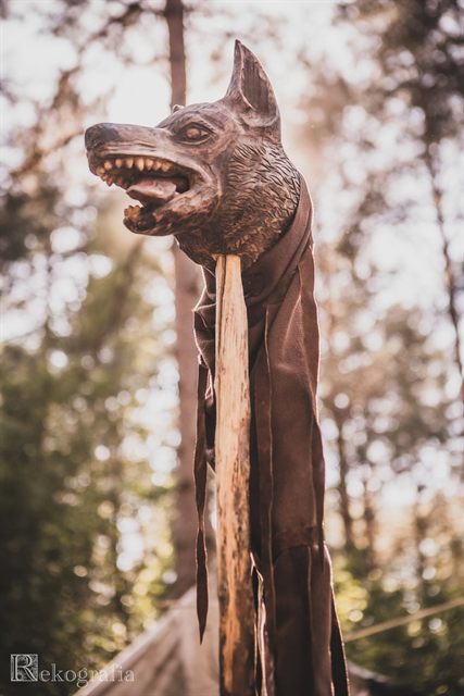Wolf-head standard carved in wood